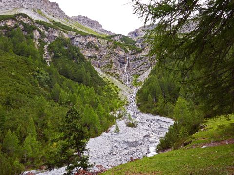 Kleiner Fluss mit Wald auf beiden Seiten. Nationalpark-Panoramaweg. Wanderferien mit Eurotrek.