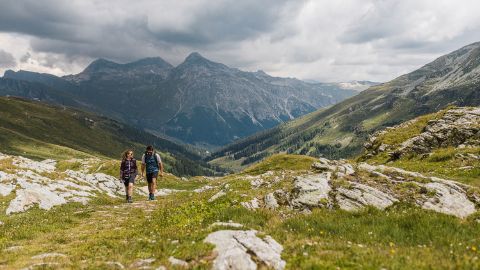 Un couple de randonneurs au milieu d'un paysage naturel rocheux