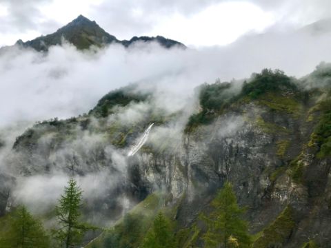 Des paysages de montagne parsemés de nuages sont à découvrir lors de la randonnée d'Eurotrek de Weisstannen à la Sardonahütte.