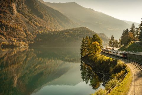 L'heure d'or au bord du lac à Poschiavo. Tour de la Bernina: vacances de randonnée avec Eurotrek.