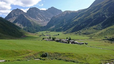 Das kleine, ruhige Dorf Sertig im Kanton Graubünden thront inmitten eines Tals umgeben von hohen Bergen.