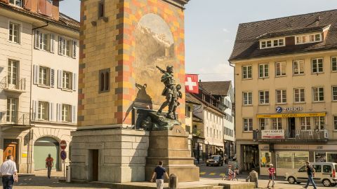 Le monument de Tell se trouve au milieu de la place du marché à Altdorf.