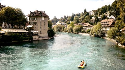Schlauchboot mitten durch Bern