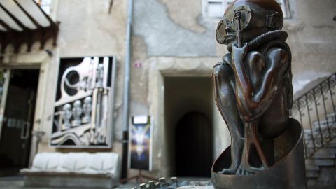 Une statue métallique se trouve à l'une des entrées du Musée Giger de Gruyères.