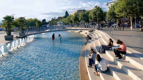 Une piscine avec un jeu d'eau à Lausanne.
