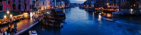 Blick von der Rialto-Brücke auf das nächtliche Venedig