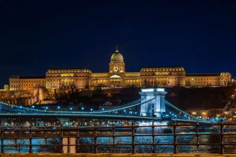 Budapest, Stadtteil Buda, Blick auf den Burgberg bei Nacht