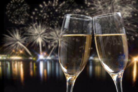 Das neue Jahr mit Champagner und Feuerwerk feiern