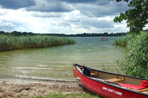 Kanu am Ufer an der Mecklenburger Seenplatte