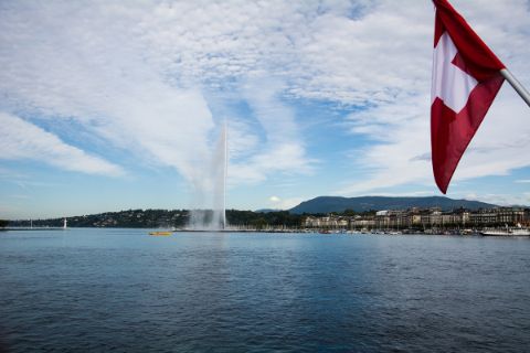 Genfer See mit schweizer Flagge