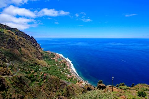 Panoramawandern mit Blick auf die Küste Madeiras