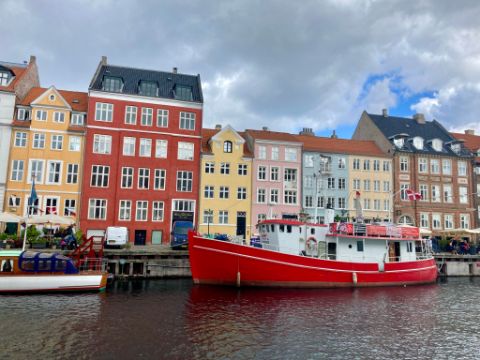 Rotes Schiff im Hafen von Kopenhagen. Aktivferien mit Eurotrek.