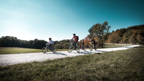Cycling family in the Schaffhausen Nature Park