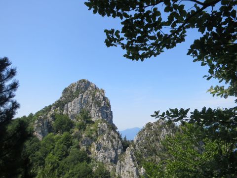 Aussicht vom Monte San Giorgio auf eine steinige Bergspitze.