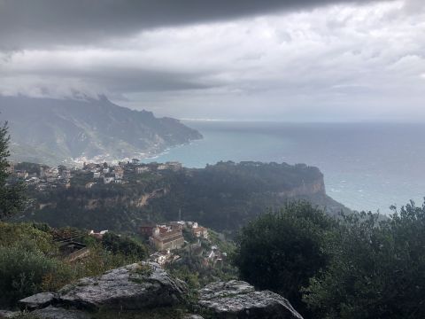 Die Aussicht aufs Meer im Valle delle Ferriere
