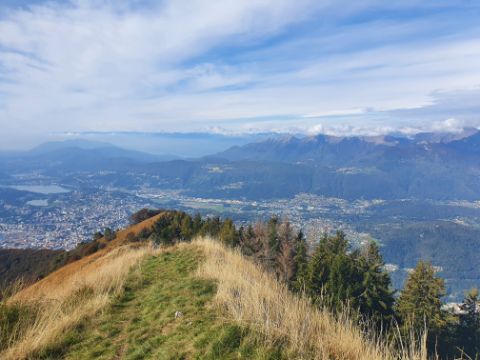 Atemberaubende Aussicht auf dem Sentiero Lago di Lugano. Wanderferien mit Eurotrek.