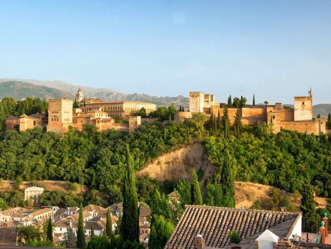 Eine wunderschöne grosse Burg über dem Städtchen Granada.
