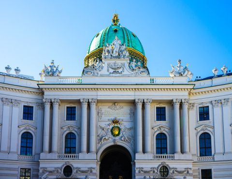 Der weissgoldene Imperial Palace in Wien, mit seiner türkisblauen Kuppe.