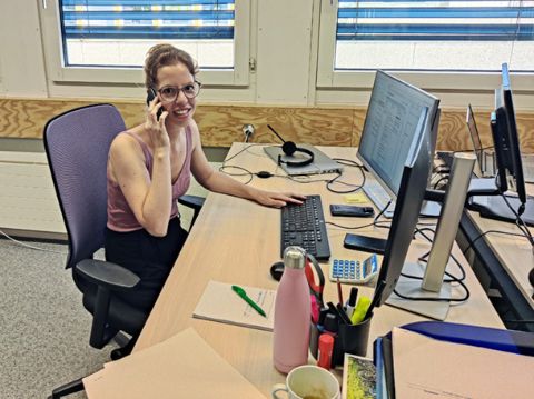 Andrea arbeitet im Büro von Eurotrek und ist mit der Beratung von Reisen beschäftigt. 