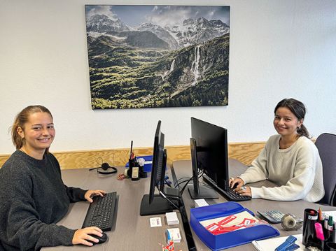 Luvi und Elina arbeiten im Büro von Eurotrek am Schreibtisch. 