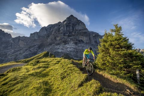 Mountainbiker descendant une montagne sur la Grosse Scheidegg à Grindelwald.