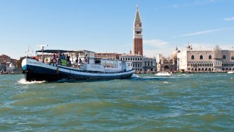 Die Vita Punga fährt vor Venedig auf dem Wasser.
