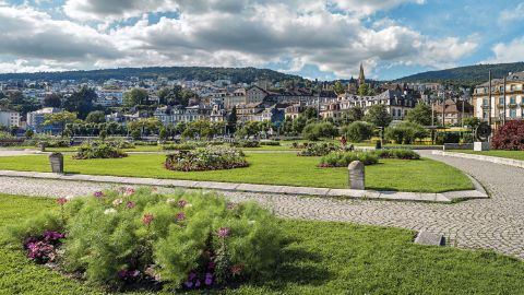 Blick auf Neuchâtel von einem Park aus am See.