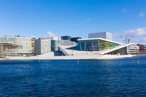 Die Oper von Oslo liegt direkt am Meer und hat grosse Glasfenster. 